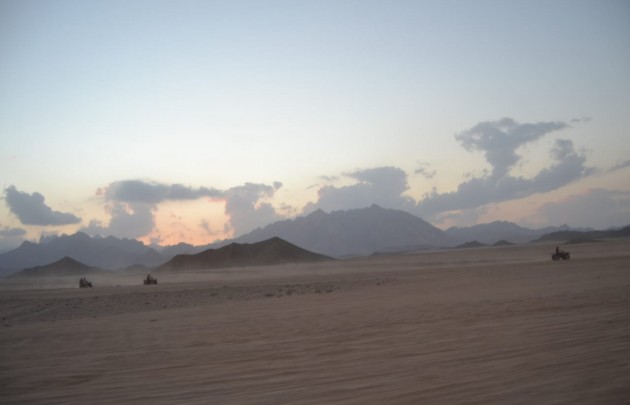 Sonnenuntergangs-Wüstensafari mit dem Quad 