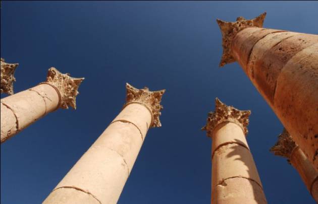 Römische Säulen in Jerash auf der Jordanien Rundreise