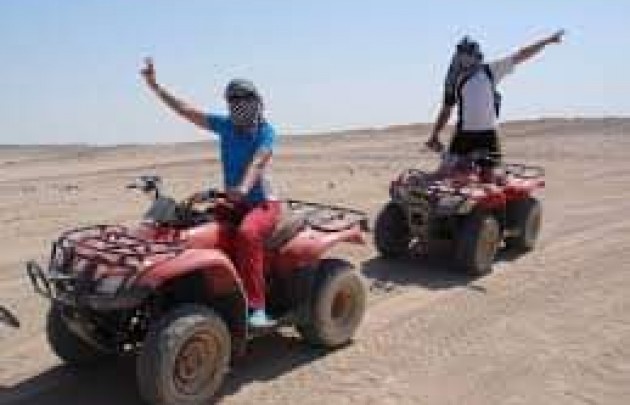 Sonnenuntergangs-Wüstensafari mit dem Quad 