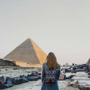 Nilufer bei Sonnenaufgang mit angelegten Nilkreuzfahrtschiffen. Kairo, Nilkreuzfahrt und Baden