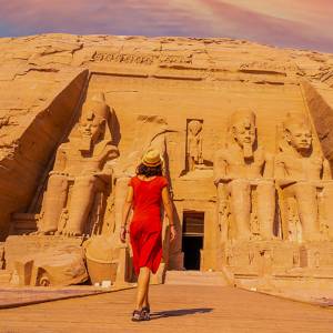 Luxuriöses Frühstück auf dem Hotelbalkon mit Blick auf die Pyramiden von Gizeh